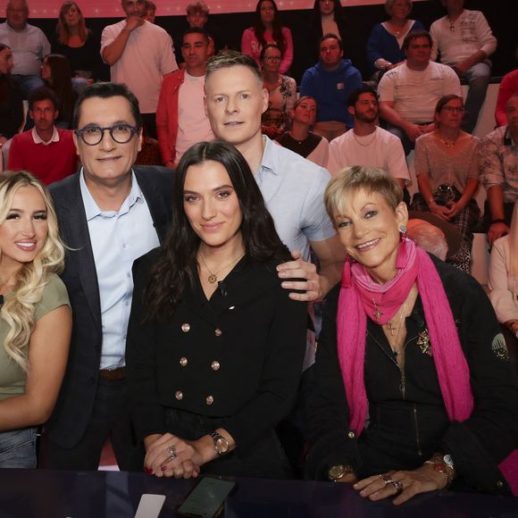 Une ancienne journaliste de CNews a enfin révélé la raison pour laquelle elle avait accepté de s'installer durablement dans l'émission "Tout beau tout neuf".

Polska, Olivier Dartigolles, Matthieu Delormeau, Shana Loustau, Isabelle Morini-Bosc sur le plateau de l'émission "Tout beau, tout n9uf" présentée par C.Hanouna, et diffusée en direct, Paris, France. © Jack Tribeca / Bestimage