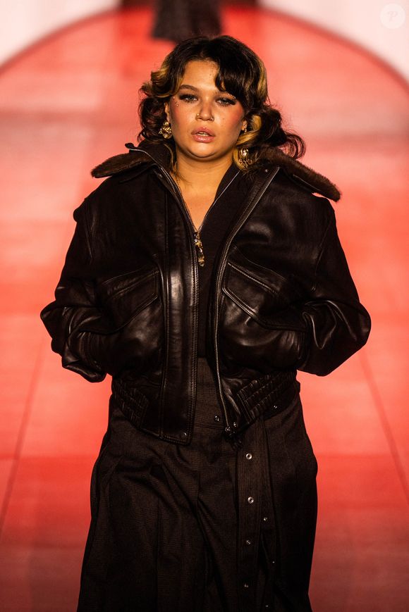 Lola Young sur le podium du défilé H&M&180 au 180 The Strand à Temple, au centre de Londres, lors de la Semaine de la mode de Londres. Jeudi 18 septembre 2025. James Manning/PA Wire : James Manning/PA Wire