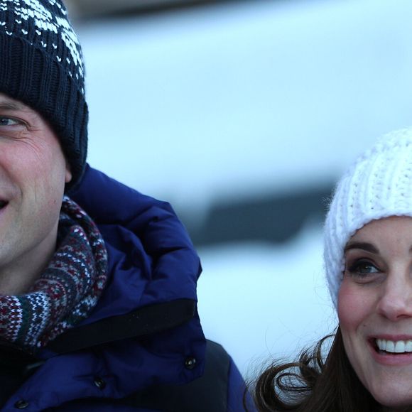 Le prince William, duc de Cambridge et Catherine Kate Middleton (enceinte), duchesse de Cambridge rencontrent des enfants de l'école de ski à Oslo le 2 février 2018. © AGENCE / BESTIMAGE