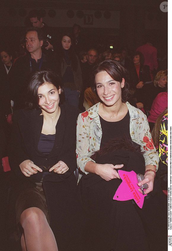 Marie Fugain et sa sœur Laurette au défilé Lolita Lempicka, collection prêt-à-porter automne-hiver 2000-2001, à Paris, le 2 mars 2000. © Rindoff-Garcia / Bestimage