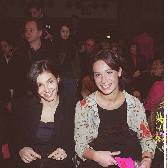 Marie Fugain et sa sœur Laurette au défilé Lolita Lempicka, collection prêt-à-porter automne-hiver 2000-2001, à Paris, le 2 mars 2000. © Rindoff-Garcia / Bestimage