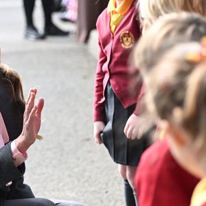 Le prince William, prince de Galles, et Kate Middleton, princesse de Galles, visitent l'école maternelle et primaire de Farnborough Road, pour montrer leur soutien continu à la communauté de Southport après l'attaque  au cours de laquelle trois filles, Alice da Silva Aguiar, Bebe King et Elsie Dot Stancombe, ont été tragiquement tuées lors d'un cours de danse à Southport, Merseyside, Royaume-Uni. © Eddie Mulholland/WPA-Pool / Julien Burton via Bestimage