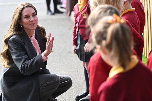 Le prince William, prince de Galles, et Kate Middleton, princesse de Galles, visitent l'école maternelle et primaire de Farnborough Road, pour montrer leur soutien continu à la communauté de Southport après l'attaque  au cours de laquelle trois filles, Alice da Silva Aguiar, Bebe King et Elsie Dot Stancombe, ont été tragiquement tuées lors d'un cours de danse à Southport, Merseyside, Royaume-Uni. © Eddie Mulholland/WPA-Pool / Julien Burton via Bestimage
