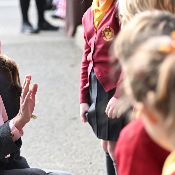 Le prince William, prince de Galles, et Kate Middleton, princesse de Galles, visitent l'école maternelle et primaire de Farnborough Road, pour montrer leur soutien continu à la communauté de Southport après l'attaque  au cours de laquelle trois filles, Alice da Silva Aguiar, Bebe King et Elsie Dot Stancombe, ont été tragiquement tuées lors d'un cours de danse à Southport, Merseyside, Royaume-Uni. © Eddie Mulholland/WPA-Pool / Julien Burton via Bestimage