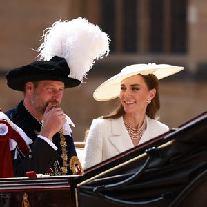 Elle y accompagnait le prince William ce lundi 16 juin 2025 pour célébrer le plus ancien et le plus prestigieux ordre de chevalerie de Grande-Bretagne.

Le prince William, prince de Galles (Le prince William, prince de Galles) et Catherine, princesse de Galles (Catherine (Kate) Middleton, princesse de Galles), montent dans une calèche après la cérémonie de l'Ordre de la Jarretière à la chapelle St George, château de Windsor, le 16 juin 2025 à Windsor, Angleterre.

© Ian Vogler/MirrorPix/Bestimage