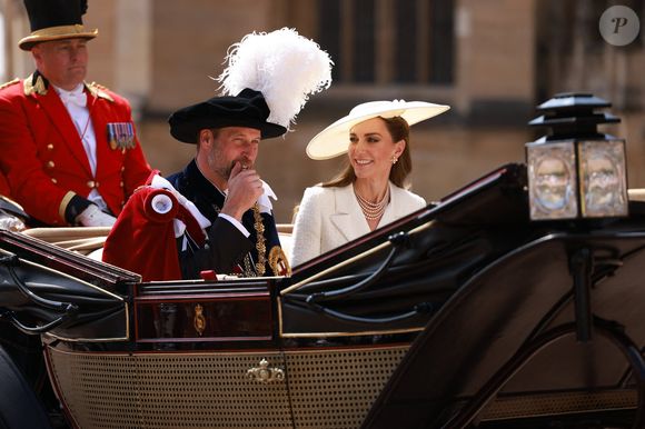 Elle y accompagnait le prince William ce lundi 16 juin 2025 pour célébrer le plus ancien et le plus prestigieux ordre de chevalerie de Grande-Bretagne.

Le prince William, prince de Galles (Le prince William, prince de Galles) et Catherine, princesse de Galles (Catherine (Kate) Middleton, princesse de Galles), montent dans une calèche après la cérémonie de l'Ordre de la Jarretière à la chapelle St George, château de Windsor, le 16 juin 2025 à Windsor, Angleterre.

© Ian Vogler/MirrorPix/Bestimage