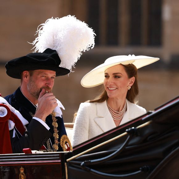 Elle y accompagnait le prince William ce lundi 16 juin 2025 pour célébrer le plus ancien et le plus prestigieux ordre de chevalerie de Grande-Bretagne.

Le prince William, prince de Galles (Le prince William, prince de Galles) et Catherine, princesse de Galles (Catherine (Kate) Middleton, princesse de Galles), montent dans une calèche après la cérémonie de l'Ordre de la Jarretière à la chapelle St George, château de Windsor, le 16 juin 2025 à Windsor, Angleterre.

© Ian Vogler/MirrorPix/Bestimage