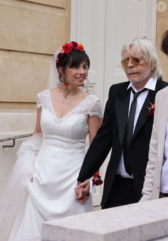 Interviewé par le Parisien en avril 2023, l'interprète du titre Mistral Gagnant avait ainsi confirmé y avoir acheté "une maison de toutes les couleurs" avec son épouse. 

Le chanteur Renaud (Renaud Séchan) et sa femme Cerise - Mariage du chanteur Renaud (Renaud Séchan) avec Cerise à la mairie du 14ème arrondissement de Paris le 4 mai 2024. © Dominique Jacovides - Cyril Moreau / Bestimage