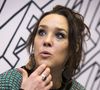 "Les expériences peuvent t’amener à prendre de vrais choix décisifs dans ta vie et des prises de conscience. La mort m’a réveillée à la vie, je m’en suis servie pour faire des choses belles", a révélé celle qui a perdu son ex à 20 ans seulement.

La chanteuse française ZAZ (Isabelle Geffoy) parle avec des journalistes lors de l'interview pour l'agence de presse tchèque avant le concert Effet Miroir à Prague, en République tchèque, le 19 février 2019. Photo by Katerina Sulova/CTK Photo/ABACAPRESS.COM