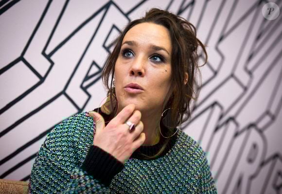 "Les expériences peuvent t’amener à prendre de vrais choix décisifs dans ta vie et des prises de conscience. La mort m’a réveillée à la vie, je m’en suis servie pour faire des choses belles", a révélé celle qui a perdu son ex à 20 ans seulement.

La chanteuse française ZAZ (Isabelle Geffoy) parle avec des journalistes lors de l'interview pour l'agence de presse tchèque avant le concert Effet Miroir à Prague, en République tchèque, le 19 février 2019. Photo by Katerina Sulova/CTK Photo/ABACAPRESS.COM