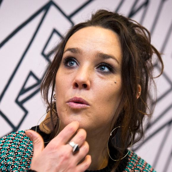 "Les expériences peuvent t’amener à prendre de vrais choix décisifs dans ta vie et des prises de conscience. La mort m’a réveillée à la vie, je m’en suis servie pour faire des choses belles", a révélé celle qui a perdu son ex à 20 ans seulement.

La chanteuse française ZAZ (Isabelle Geffoy) parle avec des journalistes lors de l'interview pour l'agence de presse tchèque avant le concert Effet Miroir à Prague, en République tchèque, le 19 février 2019. Photo by Katerina Sulova/CTK Photo/ABACAPRESS.COM