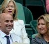 Face caméra, l'ex-rival de Pete Sampras et la mère de sa progéniture s'embrasse tendrement.
Andre Agassi et son épouse Steffi Graf au tournoi de tennis de Wimbledon, le 4 juillet 2012. (EXPRESS SYNDICATION / BESTIMAGE).