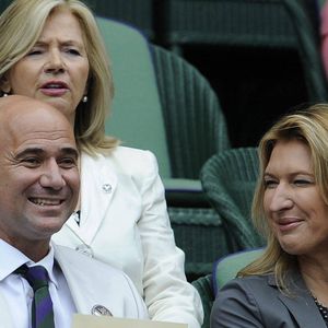 Face caméra, l'ex-rival de Pete Sampras et la mère de sa progéniture s'embrasse tendrement. 

Andre Agassi et son épouse Steffi Graf au tournoi de tennis de Wimbledon, le 4 juillet 2012. (EXPRESS SYNDICATION / BESTIMAGE).
