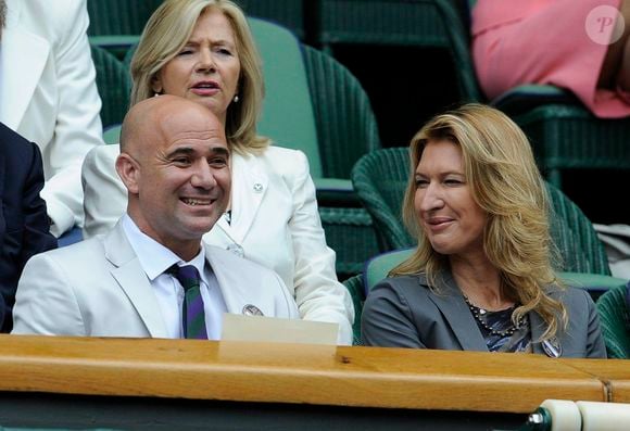 Face caméra, l'ex-rival de Pete Sampras et la mère de sa progéniture s'embrasse tendrement. 

Andre Agassi et son épouse Steffi Graf au tournoi de tennis de Wimbledon, le 4 juillet 2012. (EXPRESS SYNDICATION / BESTIMAGE).