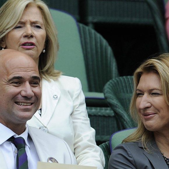Face caméra, l'ex-rival de Pete Sampras et la mère de sa progéniture s'embrasse tendrement. 

Andre Agassi et son épouse Steffi Graf au tournoi de tennis de Wimbledon, le 4 juillet 2012. (EXPRESS SYNDICATION / BESTIMAGE).