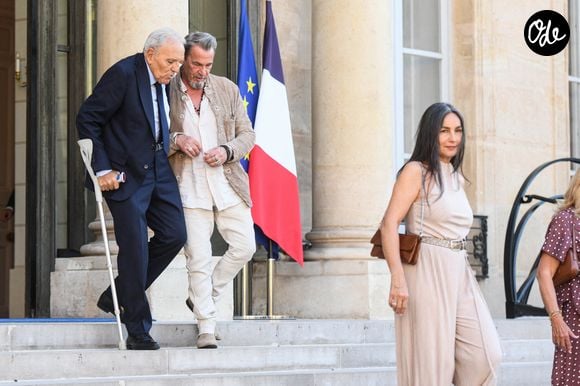 Florent Pagny et son épouse Azucena Caamano quittent le palais de l'Élysée à Paris, en France, après avoir assisté à la cérémonie de remise de la médaille de « Chevalier de la Légion d'honneur », le 27 mai 2026. Photo de Florian Poitout/ABACAPRESS.COM