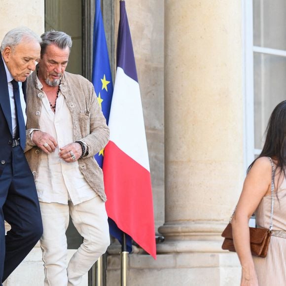 Florent Pagny et son épouse Azucena Caamano quittent le palais de l'Élysée à Paris, en France, après avoir assisté à la cérémonie de remise de la médaille de « Chevalier de la Légion d'honneur », le 27 mai 2026. Photo de Florian Poitout/ABACAPRESS.COM