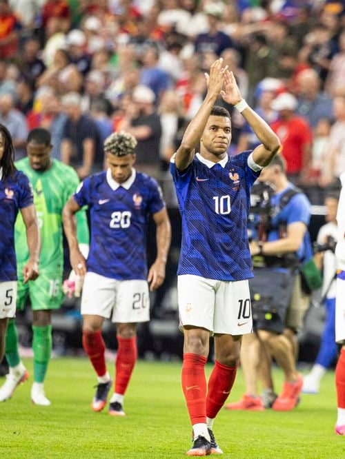 "Ce que je sais de la morale, c'est au football que je le dois" : Après la défaite des Bleus, la leçon d'Albert Camus résonne plus que jamais