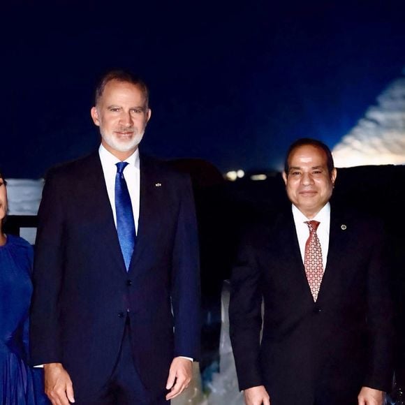 Le roi Felipe VI d'Espagne et la reine Letizia posent devant les Pyramides de Gizeh avec le président Abdel Fattah al-Sissi et sa femme Entissar Amer le 17 septembre 2025. © Casa SM El Rey/ Agence / Bestimage