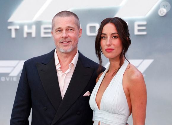 Brad Pitt et Ines de Ramon arrivent sur le tapis rouge de la première mondiale de "F1" d'Apple Original Films & Warner Bros. Pictures à Times Square le lundi 16 juin 2025 à New York City. Photo by John Angelillo/UPI/ABACAPRESS.COM