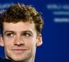 Le documentaire dévoile les coulisses de sa vie et les moments de doute derrière ses succès.

Léon Marchand sur le podium après sa victoire au 200 m quatre nages lors du 22e Championnat du monde de natation à Singapour, le 31 juillet 2025.
Inside/Psnewz/Bestimage