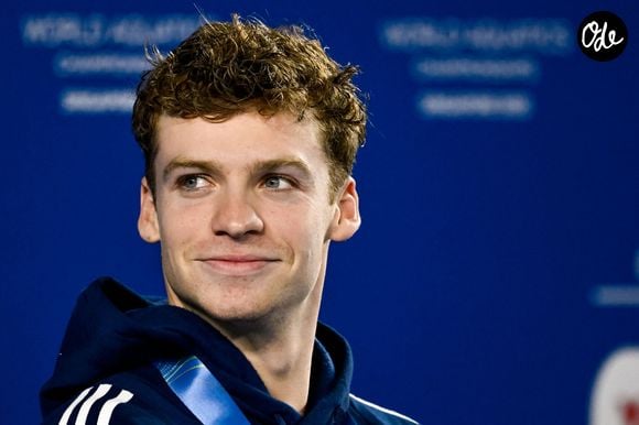 Le documentaire dévoile les coulisses de sa vie et les moments de doute derrière ses succès.

Léon Marchand sur le podium après sa victoire au 200 m quatre nages lors du 22e Championnat du monde de natation à Singapour, le 31 juillet 2025.
Inside/Psnewz/Bestimage