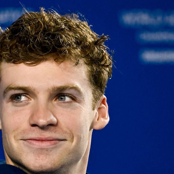 Le documentaire dévoile les coulisses de sa vie et les moments de doute derrière ses succès.

Léon Marchand sur le podium après sa victoire au 200 m quatre nages lors du 22e Championnat du monde de natation à Singapour, le 31 juillet 2025.
Inside/Psnewz/Bestimage