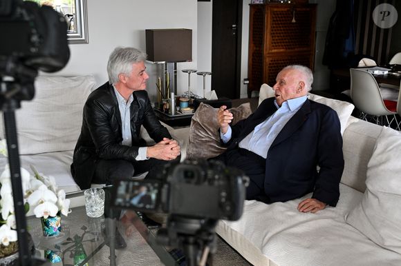 Exclusif - Philippe Bouvard, journaliste français, écrivain, homme de radio et de télévision, à son domicile, en interview télé avec le journaliste producteur Cyril Viguier à Cannes, le 27 février 2025. 
Ces derniers secrets, il se confie a Cyril Viguier dans une emission diffusée dans le monde entier.

﻿A 95 ans, Philippe Bouvard a décidé de raccrocher et de prendre sa retraite !
Avant d’interrompre définitivement ses activités, l’animateur des « Grosses têtes », auteur de 69 livres et qui réside à maintenant à Cannes, raconte ses souvenirs à Cyril Viguier, au cours d’un Talk qui sera diffusée le 3 et 6 mai première émission et le 10 et 13 mai deuxième émission  sur TV5 Monde et sur RTL, une radio dont il fut, durant plusieurs décennies, l’animateur fétiche.

De René Cotty au Général de Gaulle, de Mitterrand à Sarkozy en passant par Giscard, qu’il soupçonne de « lui avoir coller un contrôle fiscal ! », Bouvard dévoile ses derniers secrets et raconte ses rencontres savoureuses avec tous les Présidents.

D’une République à l’autre, il raconte aussi à Cyril Viguier ses anecdotes drôles et inédites, souvent caustiques, parfois rugueuses, avec les grandes Icônes Françaises: Bardot, Delon, Aznavour etc…

© Bruno Bebert/Bestimage