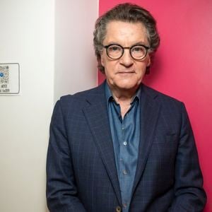 Exclusif - Francis Cabrel en backstage de l'enregistrement de l'émission "Serge Lama, le dernier rappel" présentée par F. Bollaert, diffusée le vendredi 21 novembre 2025 sur France 3 à 21h10, au théâtre Marigny à Paris, France, le 29 avril 2025. © Clovis-Moreau/Bestimage