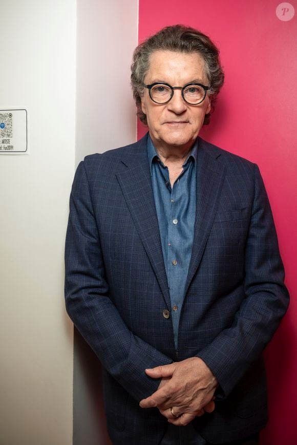 Exclusif - Francis Cabrel en backstage de l'enregistrement de l'émission "Serge Lama, le dernier rappel" présentée par F. Bollaert, diffusée le vendredi 21 novembre 2025 sur France 3 à 21h10, au théâtre Marigny à Paris, France, le 29 avril 2025. © Clovis-Moreau/Bestimage
