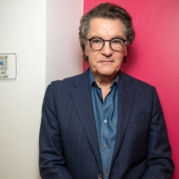 Exclusif - Francis Cabrel en backstage de l'enregistrement de l'émission "Serge Lama, le dernier rappel" présentée par F. Bollaert, diffusée le vendredi 21 novembre 2025 sur France 3 à 21h10, au théâtre Marigny à Paris, France, le 29 avril 2025. © Clovis-Moreau/Bestimage
