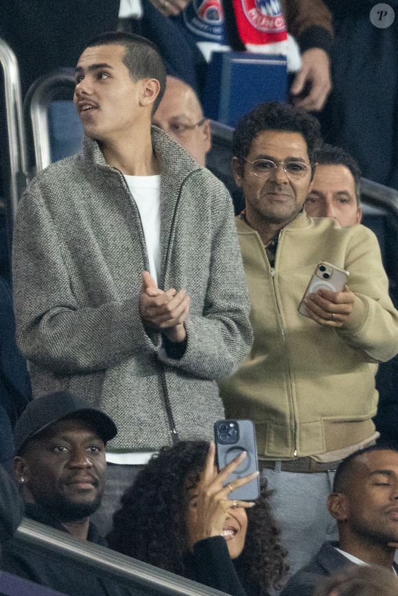 Jamel Debbouze et son fils Léon, Cindy Bruna et son futur mari Serge Ibaka dans les tribunes du match de Ligue des Champions entre le PSG contre le Bayern de Munich (1-2) au Parc des Princes à Paris le 4 novembre 2025.

© Cyril Moreau/Bestimage