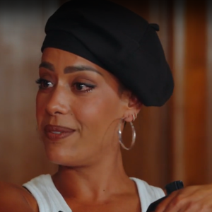 Un souvenir encore bouleversant pour l'artiste.

Amel Bent invitée de Lena Situations pour son podcast Couch