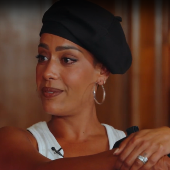 Un souvenir encore bouleversant pour l'artiste.

Amel Bent invitée de Lena Situations pour son podcast Couch