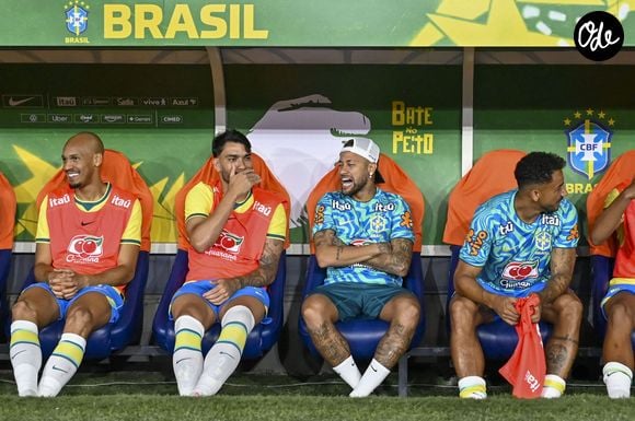 L'attaquant brésilien profite néanmoins de cette période pour développer en parallèle son empire financier.

RIO DE JANEIRO, BRÉSIL - 31 MAI : Lucas Paqueta (à gauche) et Neymar (à droite), du Brésil, rient ensemble sur le banc avant le match amical international opposant le Brésil au Panama au stade Maracana, le 31 mai 2026 à Rio de Janeiro, au Brésil © PsnewZ / Bestimage