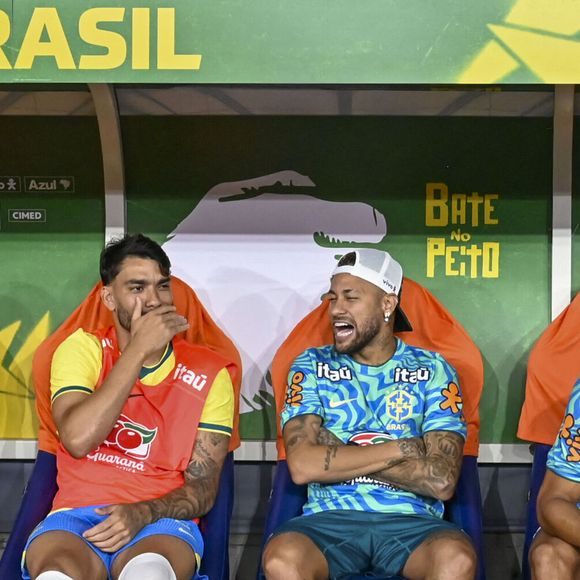 L'attaquant brésilien profite néanmoins de cette période pour développer en parallèle son empire financier.

RIO DE JANEIRO, BRÉSIL - 31 MAI : Lucas Paqueta (à gauche) et Neymar (à droite), du Brésil, rient ensemble sur le banc avant le match amical international opposant le Brésil au Panama au stade Maracana, le 31 mai 2026 à Rio de Janeiro, au Brésil © PsnewZ / Bestimage