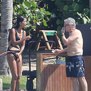 Exclusif - Michael Douglas et sa femme Catherine Zeta-Jones se relaxent à la piscine de leur hôtel à Mexico le 21 novembre 2016. (FAMEFLYNET / BESTIMAGE).