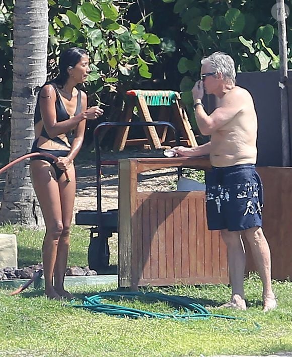 Exclusif - Michael Douglas et sa femme Catherine Zeta-Jones se relaxent à la piscine de leur hôtel à Mexico le 21 novembre 2016. (FAMEFLYNET / BESTIMAGE).