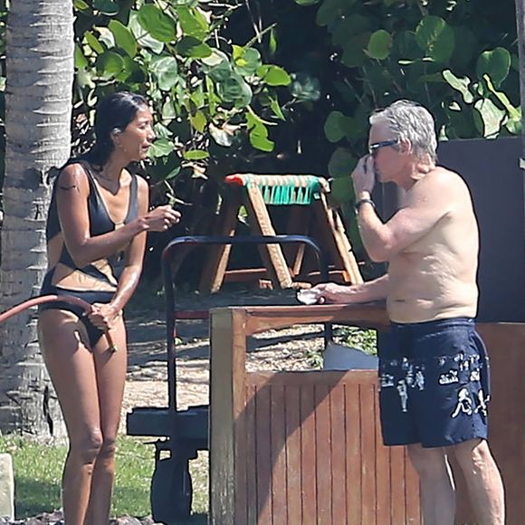 Exclusif - Michael Douglas et sa femme Catherine Zeta-Jones se relaxent à la piscine de leur hôtel à Mexico le 21 novembre 2016. (FAMEFLYNET / BESTIMAGE).