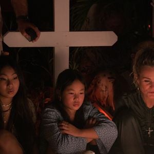 Pour le deuxième anniversaire de la mort de Johnny, Laeticia Hallyday et ses filles Jade et Joy se recueillent sur sa tombe au cimetière de Lorient à Saint-Barthélémy  le 5 décembre 2019. © Agence / Bestimage