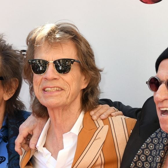 Le guitariste reconnaît que les deux hommes continuent de se disputer régulièrement, mais parviennent toujours à trouver un compromis.

Ronnie Wood, Mick Jagger et Keith Richards à l'événement "The Rolling Stones: In Conversation with Conan O'Brien", organisé au Weilin, à New York.

© Backgrid USA / Bestimage