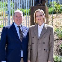 Charlène élégante en tailleur, Camille Gottlieb sort l’accessoire de la saison… La famille de Monaco présente pour une cause chère à son cœur