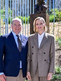 Charlène élégante en tailleur, Camille Gottlieb sort l’accessoire de la saison… La famille de Monaco présente pour une cause chère à son cœur