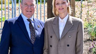Charlène élégante en tailleur, Camille Gottlieb sort l’accessoire de la saison… La famille de Monaco présente pour une cause chère à son cœur