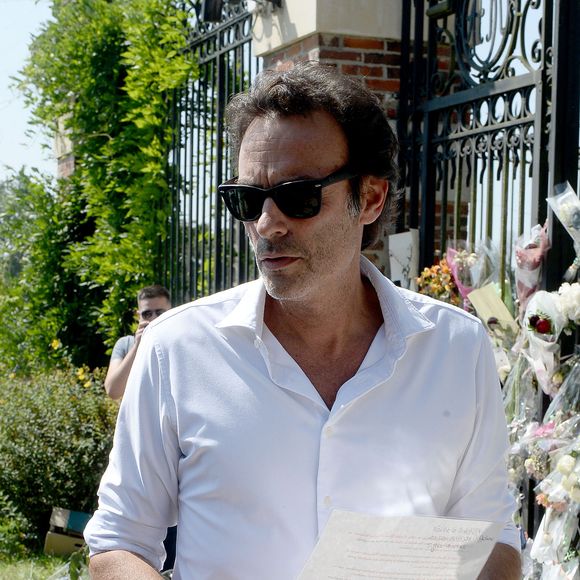 Anthony Delon et son demi-frère Alain-Fabien découvrent les hommages devant les grilles de la propriété de Douchy, quelques heures avant les obsèques de leur père, A.Delon, le 24 août 2024. © Bestimage