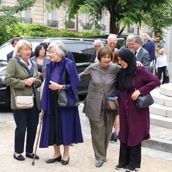 Exclusif - Elisabeth Gagarine et sa soeur  Macha Meril aux obsèques de leur soeur la princesse Hélène Gagarine en la cathédrale Saint-Alexandre-Nevsky, à Paris, France, le 20 août 2025. © Denis Guignebourg/Bestimage