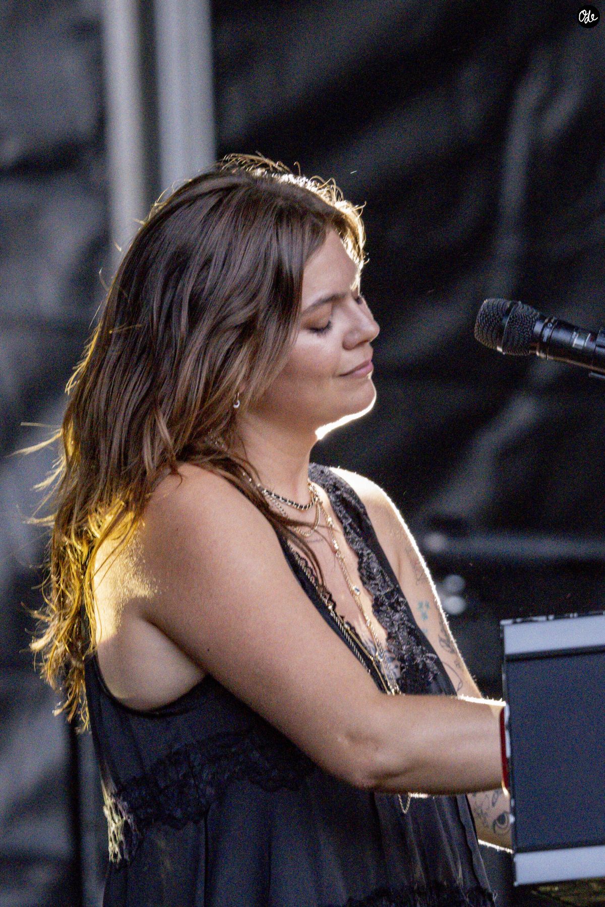 Photo : Louane se produit sur la scène du festival ...