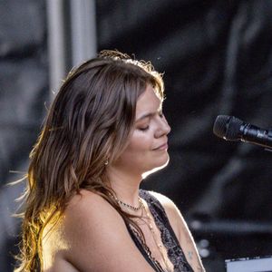 Louane se produit sur la scène du festival "Printemps de Pérouges" au château de Saint-Maurice-de-Rémens (01 - France) le 28/06/2026. © Sandrine Thesillat/Psnewz/Bestimage