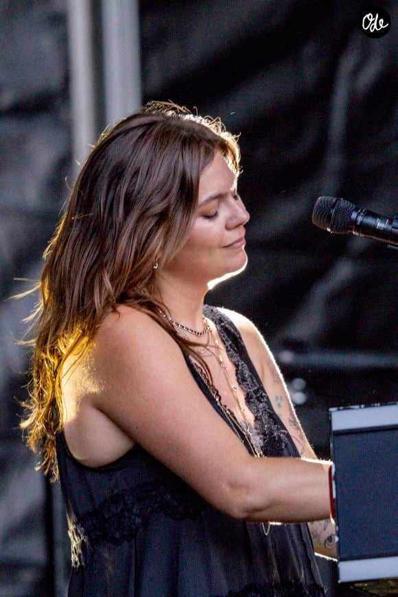 Louane se produit sur la scène du festival "Printemps de Pérouges" au château de Saint-Maurice-de-Rémens (01 - France) le 28/06/2026. © Sandrine Thesillat/Psnewz/Bestimage