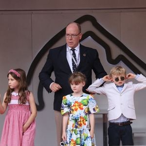 India Casiraghi, le prince Albert de Monaco, la princesse Gabriella de Monaco, comtesse de Carladès (robe Dolce & Gabbana, sandales Jacadi), et Le prince Jacques de Monaco, marquis des Baux - La famille royale de Monaco au podium du Grand Prix F1 de Monaco lors de la remise du trophée à S.Perez, vainqueur de la course. Le 29 mai 2022. 
© Claudia Albuquerque / Bestimage